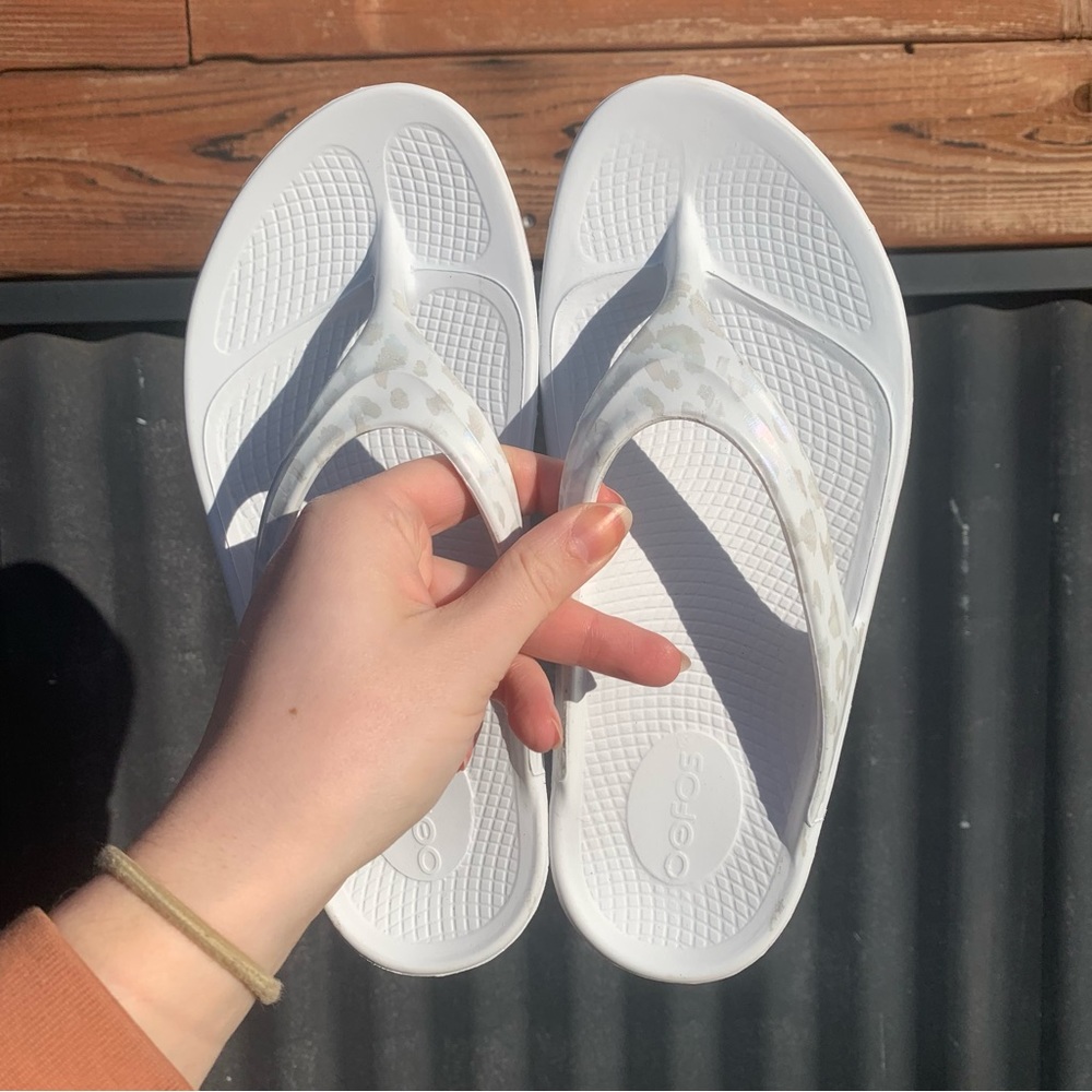 OOFOS Sandal